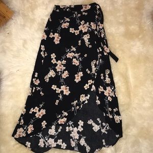 American Eagle black floral high-low skirt